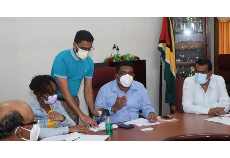 Minister of Agriculture Zulfikar Mustapha (second right) during the meeting with the rice millers