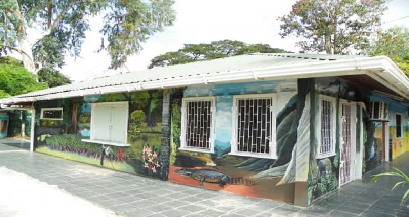 Mural-on-wall-of-cashier-building-at-the-Zoo