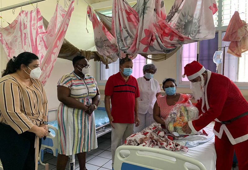 Director of Regional Health Services, Dr. Vishalya Sharma along with Santa
and team donate a hamper to first-time mother, Natasha Gobin