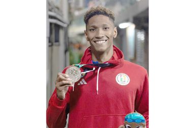 Raekwon Noel with his gold medal at the PANAM Aquatics Championships