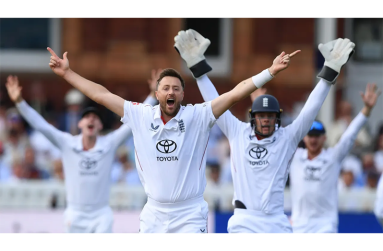 Ollie Robinson and England appeal in unison for Azan Awais's wicket  •  Philip Brown/Getty Images