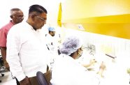 Agriculture Minister Zulfikar Mustapha during his visit to the Ministry of Agriculture’s biotechnology plant tissue laboratory located at NAREI (Ministry of Agriculture photos)