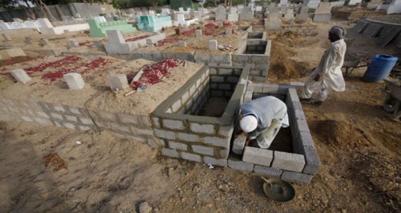Labourers build mass graves to bury victims of the intense heat wave in Karachi, Pakistan, June 25, 2015. (Reuters/ Athar Hussain photo)