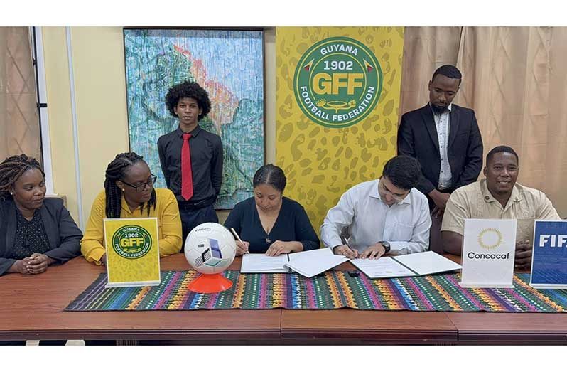 Sealing of the MOU: Vice-Chancellor Dr. Paloma Mohamed Martin and GFF General Secretary Pushpargha Chattopadhyay affix their signatures to the landmark ceremony