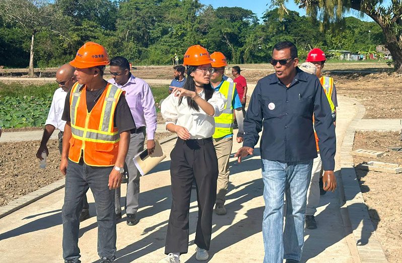 Park-1 Minister Ramraj, accompanied by officials from the Protected Areas Commission, technical officers from the Ministry of Public Works, and project contractors, expressed satisfaction with the pace of construction (Ministry of Public Works photos)