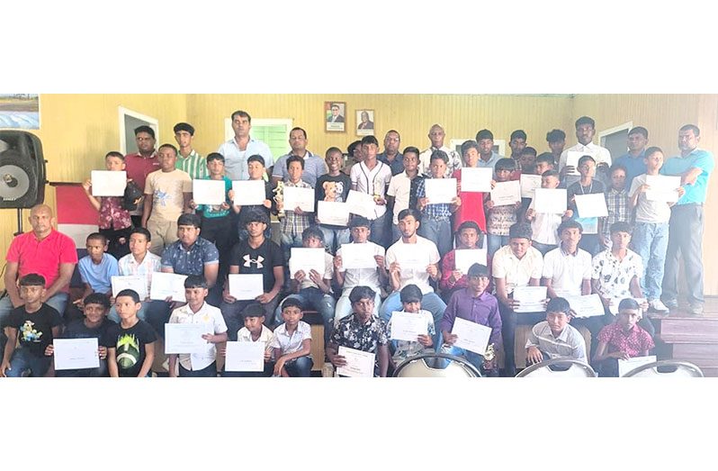 The participants with their certificates