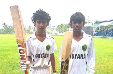 Afraz Khan (left) and Shid Gajnabi both scored 28
and shared in a partnership of 66 at the Everest yesterday in a
losing cause for Guyana (Sean Devers photos)