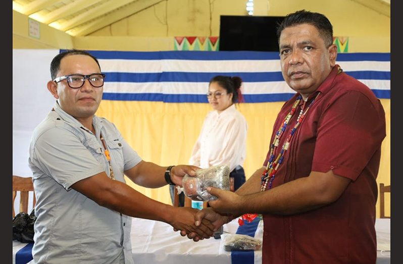 Agriculture Minister, Zulfikar Mustapha handed over seeds and Acoushi Ants bait to farmers (Ministry of Agriculture photo)