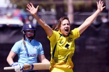 All-rounder Ellyse Perry took 3-12 and top-scored with 40 for Australia