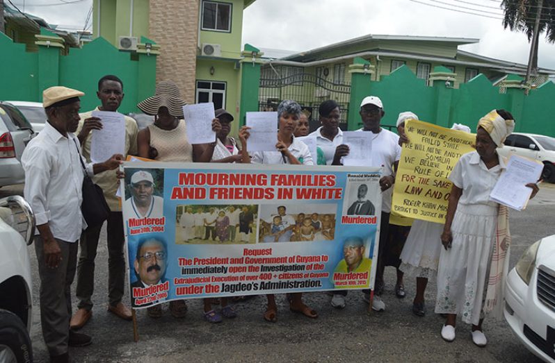 Members of Mourning Families and Friends in White standing in front of the Ministry of the Presidency, ahead of submitting the petition.