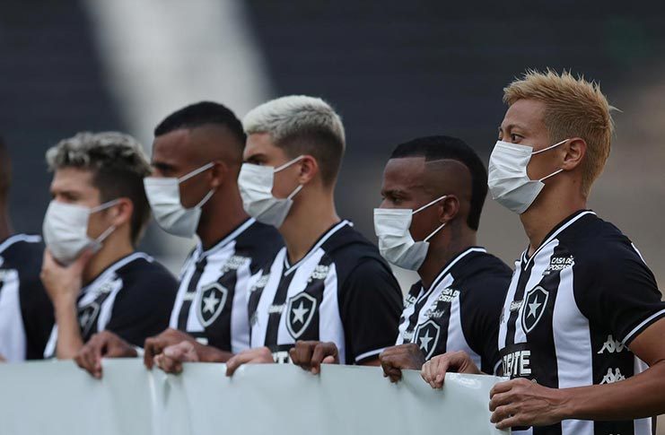 Botafogo's Keisuke Honda with teammates wearing masks before the match v Bangu is played behind closed doors on March 15, 2020, as the number of coronavirus cases grow around the world. (REUTERS/Ricardo Moraes)