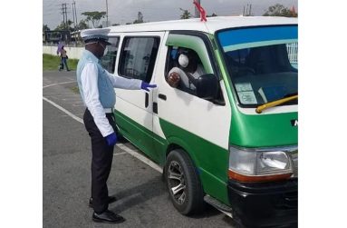 A police officer chats with a minibus driver recently.(GPF photo)