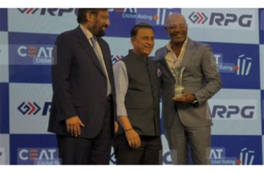 Brian Lara (right) poses with his CEAT Lifetime Achievement Award which was presented to him by Indian legend, Sunil Gavaskar (centre)