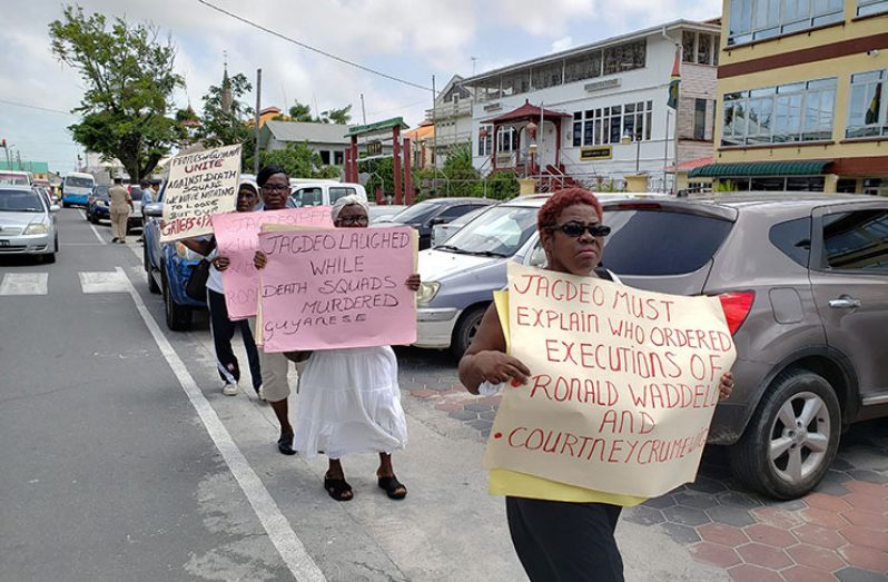 The protest being carried out in front of the Ministry of Public Security