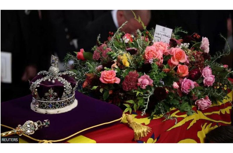 A handwritten card from King Charles was placed on top of his mother's coffin