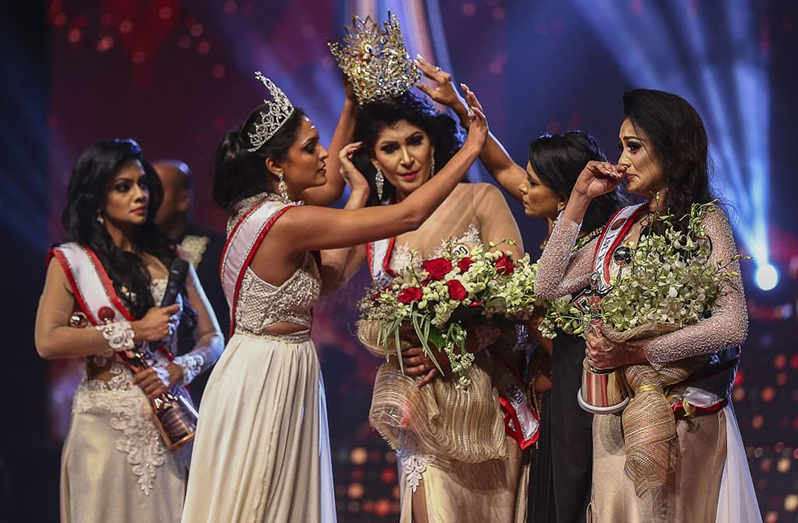 The winner of a major Sri Lankan beauty prize has suffered head injuries after a brawl broke out on stage (BBC photo)