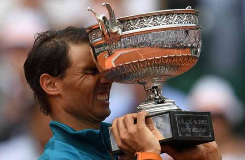 Rafael Nadal holds La Coupe des Mousquetaires for the 11th time (AFP Photo/Eric FEFERBERG
