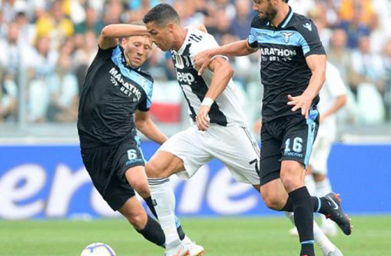 Juventus' Cristiano Ronaldo in action with Lazio's Marco Parolo and Lucas Leiva. (REUTERS/Massimo Pinca)