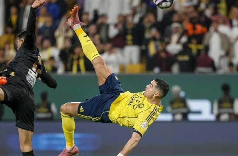 40-year-old Ronaldo scores stunning overhead kick