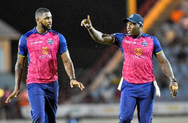 Barbados Royals captain Rovman Powell gives instructions to young left-arm seamer, Obed McCoy, during Thursday night’s defeat to St Lucia Kings (Photo by CPLT20/Getty Image)