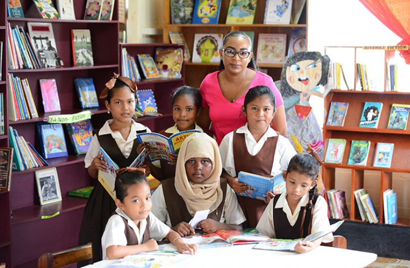 Jnr Librarian Nelana Peireira and pupils at the Kuru Kururu Reading and Research Centre (Samuel Maughn photos)