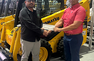 Harold Baboolall, Senior Sales Accounts Manager of GENEQUIP hands over the sponsorship cheque to Kashif Muhammad