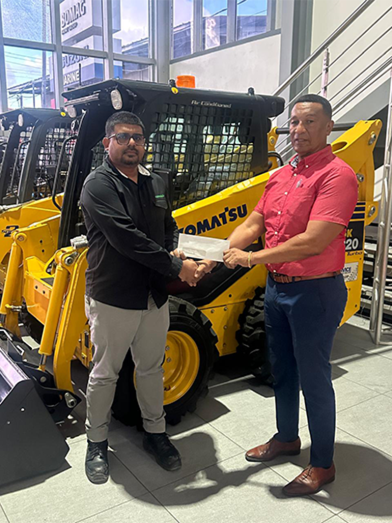 Harold Baboolall, Senior Sales Accounts Manager of GENEQUIP hands over the sponsorship cheque to Kashif Muhammad