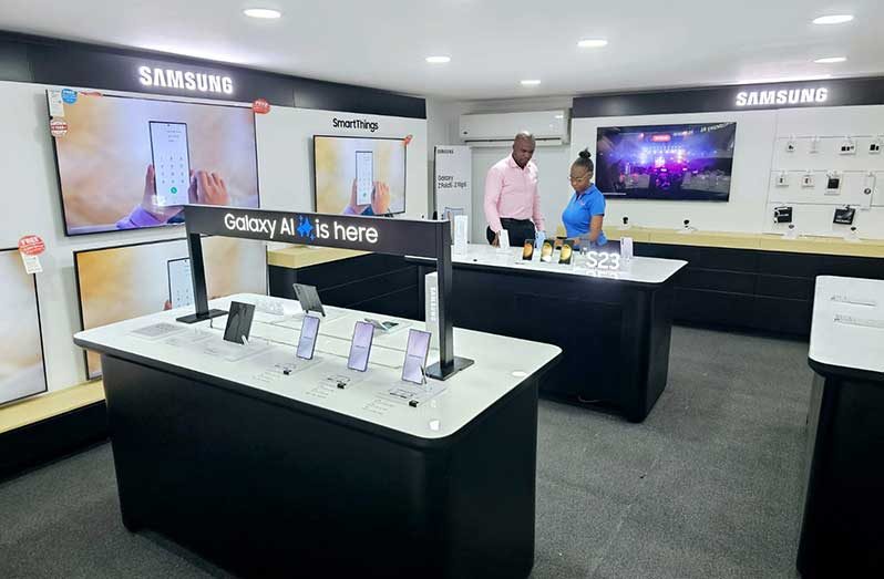 A STARR Computer staff explains to a customer the specification of one of the many Samsung devices in the Samsung Experience Centre