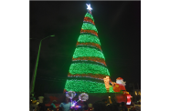 Rahaman’s Park was a hive of activity on Sunday as scores
of persons including excited children gathered for the annual
Christmas Tree Light-Up. The gigantic tree will be visible for
miles throughout the festive season (Sachin Persaud photo)