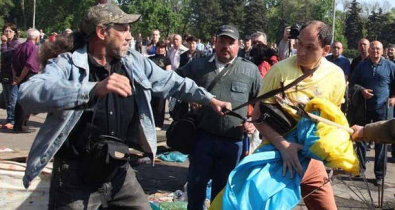 A pro-Russian activist and a pro-Ukraine supporter scuffle for a Ukrainian flag in Odessa on Saturday (Scuffle photo)