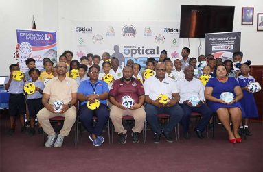 Organiser and sponsors of the Courts Optical Under 11 Pee Wee Football competition flanked by students
