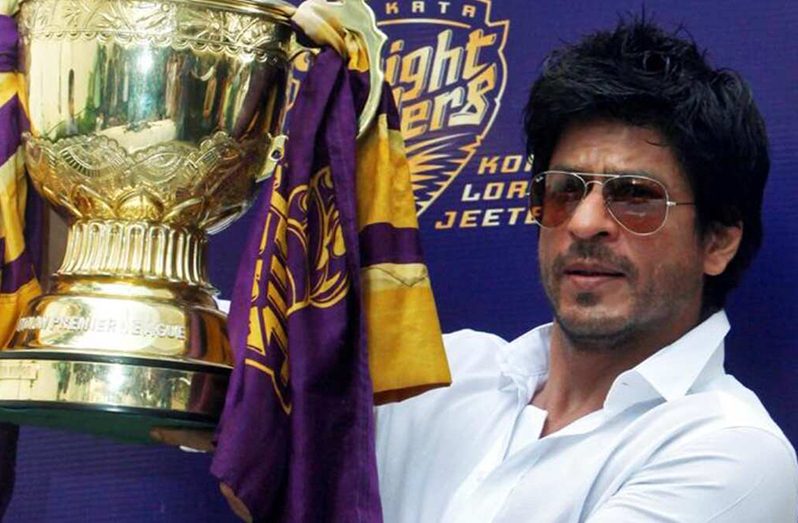 Bollywood actor Shah Rukh Khan displays the Indian Premier League (IPL) cricket trophy during a news conference at his residence in Mumbai May 30, 2012. REUTERS/Vivek Prakash