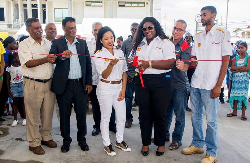 Sol Guyana staff cutting the ceremonial ribbon to commence operations at the gas station on Saturday.