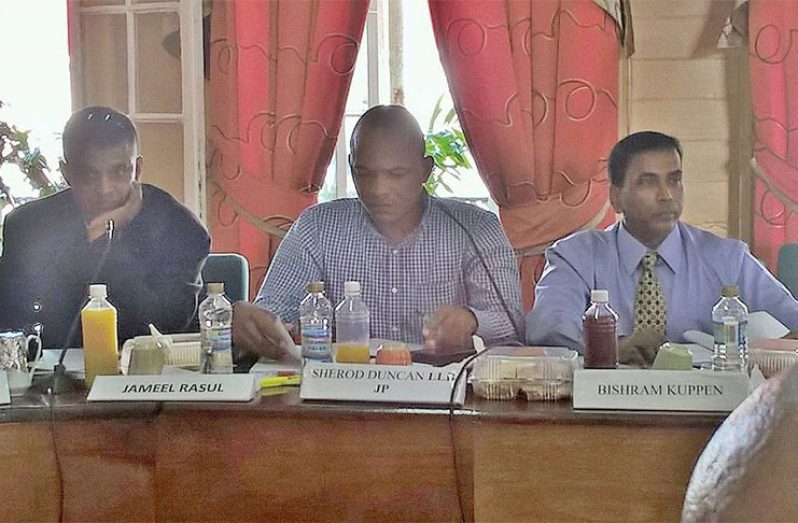 Councillor Sherod Duncan (at centre).