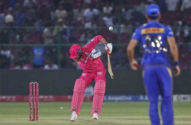 Akash Madhwal was peppered with some short balls • May 01, 2025 • Associated Press