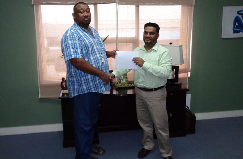 BCB President Hilbert Foster, and Ansa McAl’s Kevin Singh, cement the SKYY 20/20 sponsorship deal.