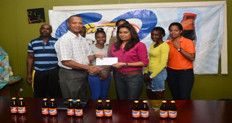 AAG president Aubrey Hutson receives the sponsor’s cheque from Ansa McAl’s PRO Darshanie Yussuf. (Samuel Maughn photo)