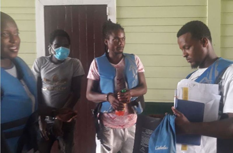 The suspect, his relative and the detectives at the New Amsterdam Stelling on Sunday afternoon