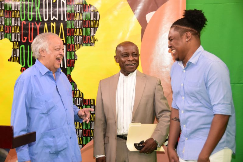 Local artiste Blaze Anthonio and Sir Shridath Ramphal share a light moment as acting Prime Minister and Minister of Foreign Affairs, Carl Greenidge looks on (Adrian Narine photo)