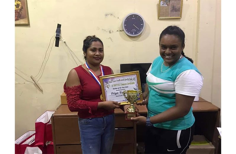 RHTYSC female cricketer Stephanie Ramdas presents award to Priya Babulal
