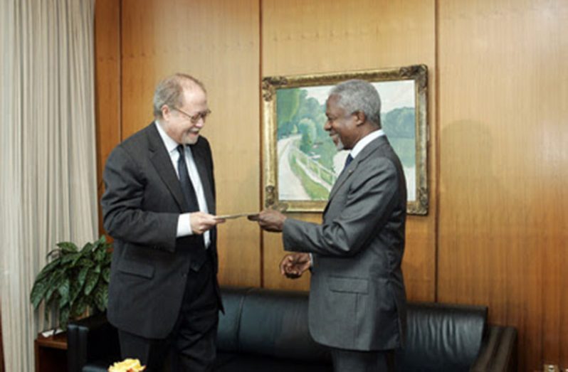 Miles Stoby (left), Permanent Observer of the Caribbean Community (CARICOM) to the United Nations, presents his credentials to Secretary-General Kofi Annan, at UN Headquarters, 5 October 2005.