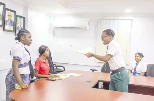 The students conducted role-playing on the dos and don'ts in the workplace