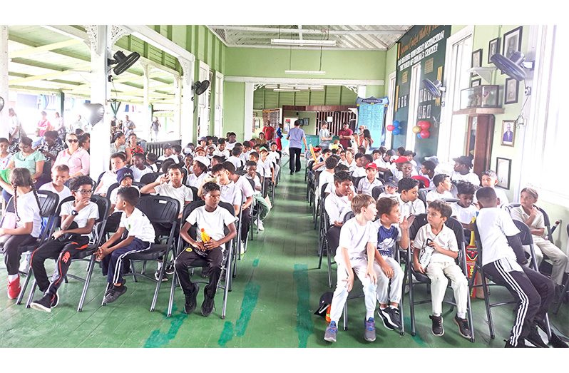 The large gathering of students at the GCC’s Mini
Zingers Cricket Programme (Sean Devers photo)
