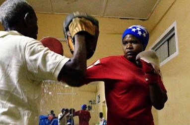 Sahar Mohamed Al Dooma, 26, practises boxing at Al Rabie club in Omdurman May 10,2016. (REUTERS/Mohamed Nureldin Abdallah)