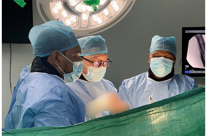 Dr. Wang Fei (middle), Dr. Elliot (right), and Dr. David Murillo (left) during surgery
