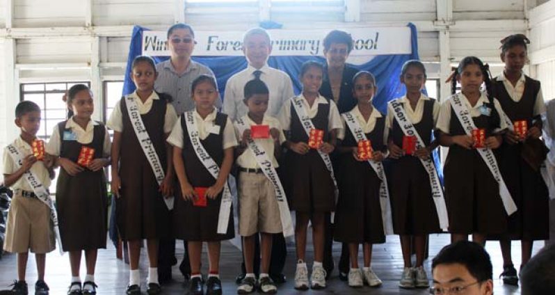 The students who received cash prizes with Chinese Ambassador to Guyana, Mr Limin Zhang (centre); ACGE President, Mr Andrew Lin (left); and
Headmistress of the school, Ms. Bibi Dasrat (right)