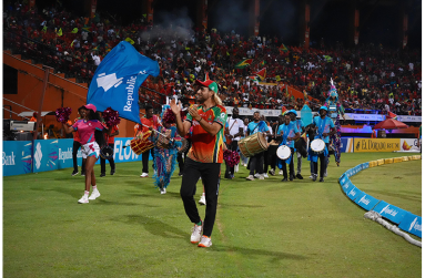 Imran Tahir (with Guyana flag) leads the Warriors in thanking the fans who filled the Stadium for all five home games (Sachin Persaud photos)