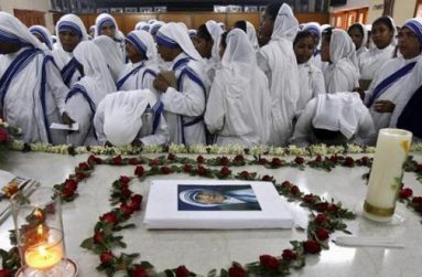 Catholic nuns from the Missionaries of Charity, the global order of nuns founded by Mother Teresa, pray at Teresa's tomb on her 18th death anniversary in Kolkata, India, September 5, 2015.