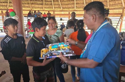 Agriculture Minister Zulfikar Mustapha also brought smiles to children’s faces by distributing toys during the visit