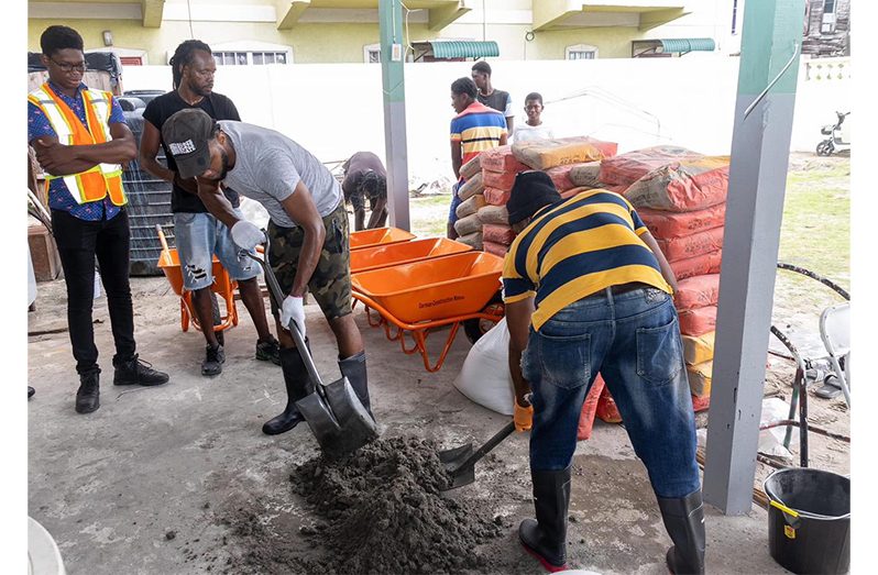 Leopold Street residents get hands-on with block-making training